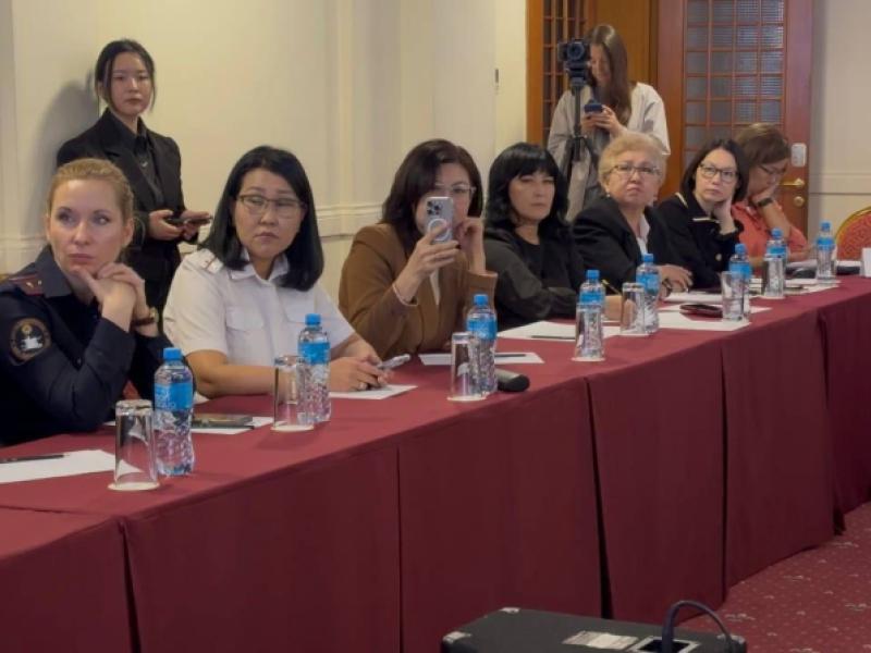 Акыйкатчы кылмыштын курмандыгы болгон балдардын укуктарын талдаган жыйынга катышты