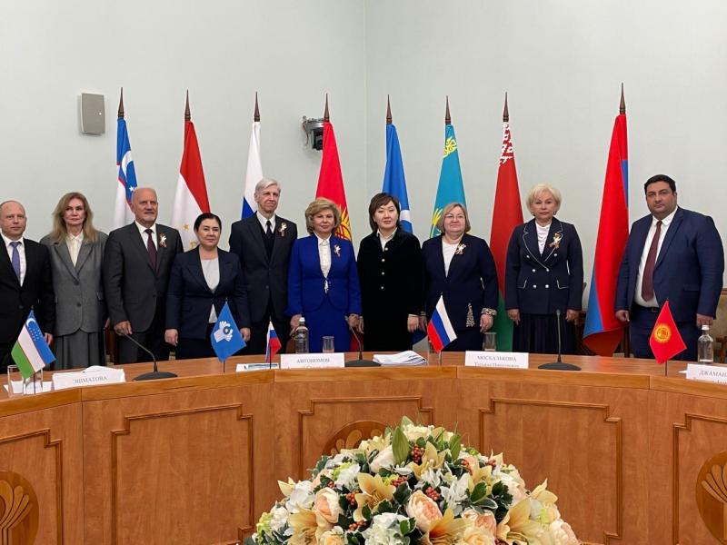 Акыйкатчы КМШнын адам укуктары боюнча комиссиясынын отурумуна катышты