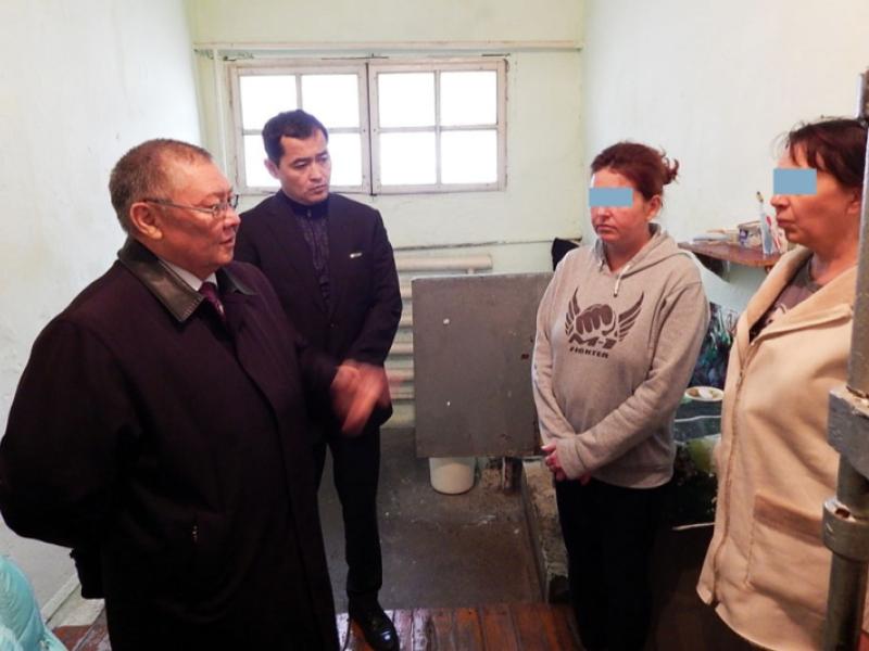 Кыргызстандын Акыйкатчысы Токон Мамытов вице-премьер-министр менен бирге Вознесеновка айылындагы №14 мекемесинде болушту