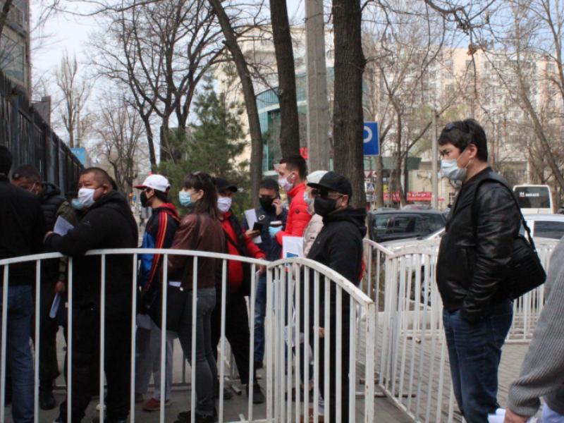 Акыйкатчы Токон Мамытов өзгөчө абал шарттарында уруксат алуу тартиби боюнча маалыматтык кампанияны күчөтүүнү суранат