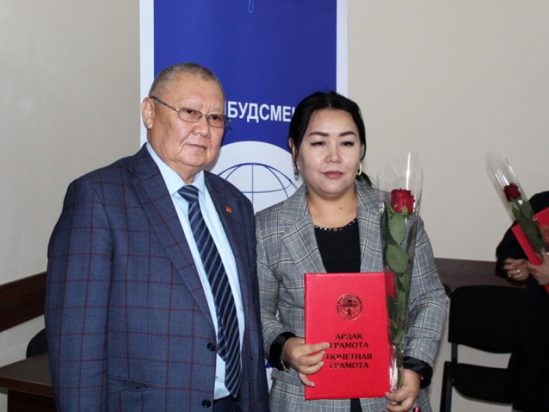 Токон Мамытов «Нурлуу кайрымдуу кыздар» кайрымдуулук уюмунун өкүлдөрүнө Ардак грамоталарды тапшырды