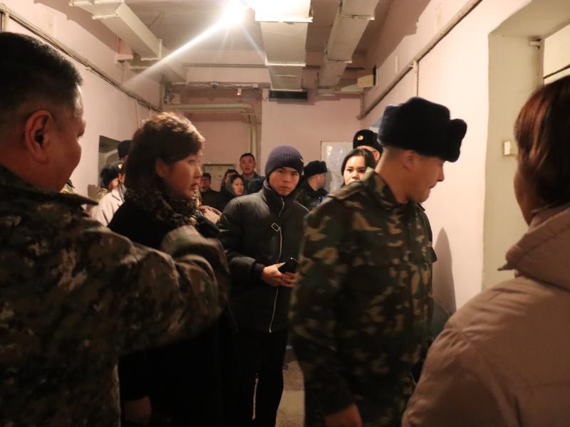 Акыйкатчы Жамиля Жаманбаева Бишкектеги Тергөө абагына барды