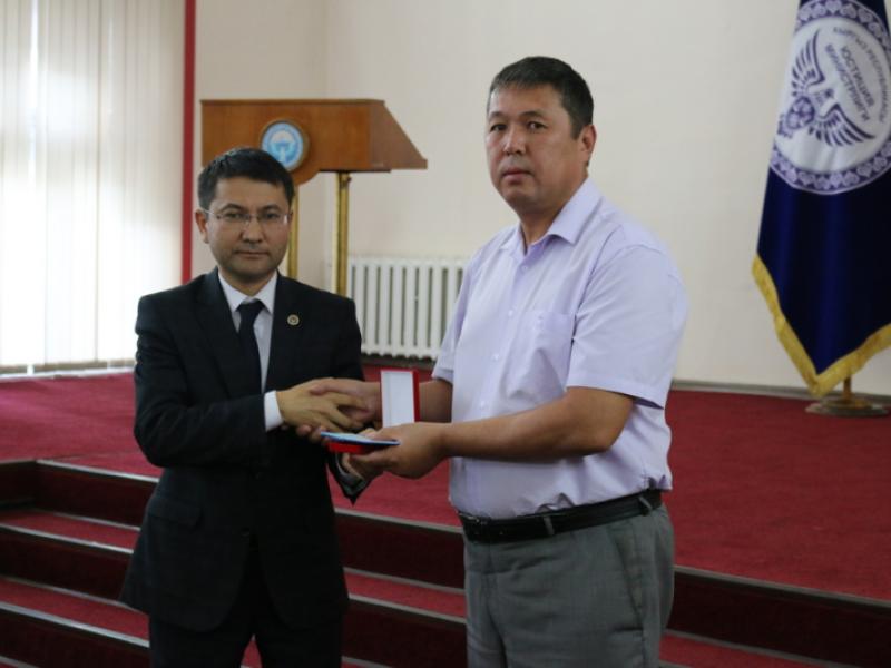 Укук коргоо органдары тарабынан жана эркиндиги чектелген жайлардагы адамдардын укуктарын сакталышын көзөмөлдөө бөлүмүнүн башчысы Альберт Колопов “Юстициянын мыкты кызматкери” медалы менен сыйланды