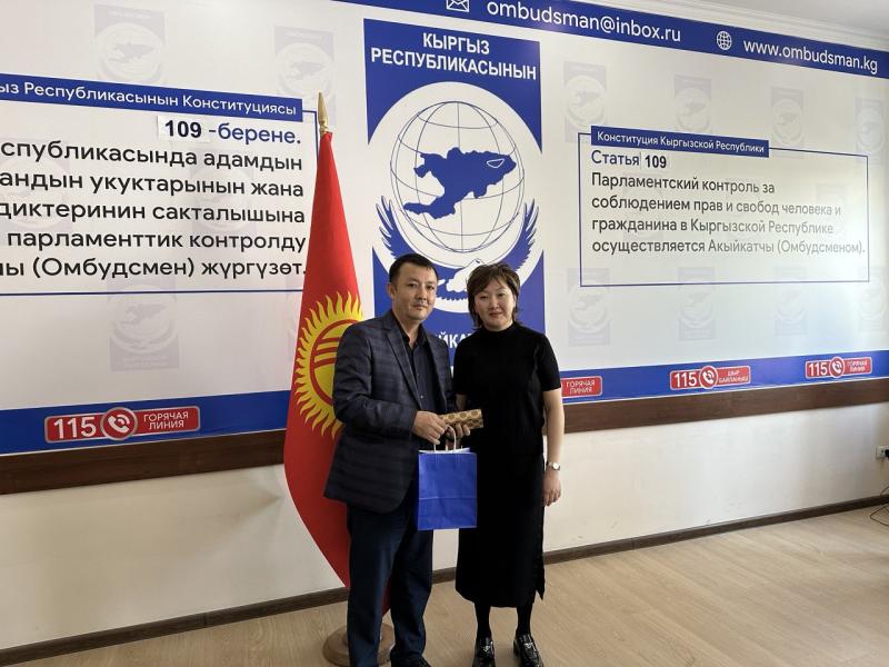 Акыйкатчы Джамиля Джаманбаева поздравляет журналистов с Днем информации и печати