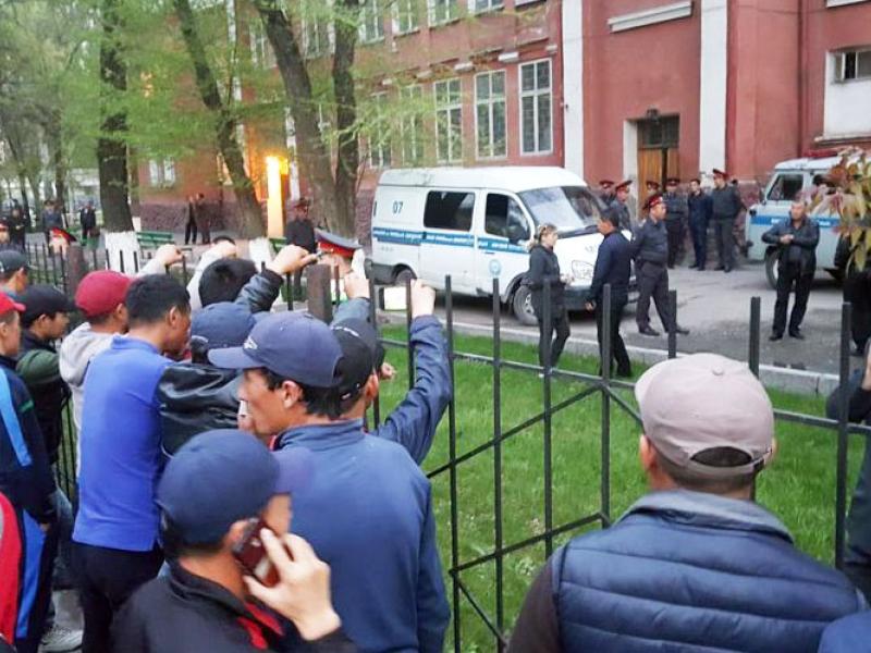 Институт Омбудсмена КР провел мониторинг судебных процессов в отношении лиц, задержанных за участие в беспорядках в Тогуз-Торо 