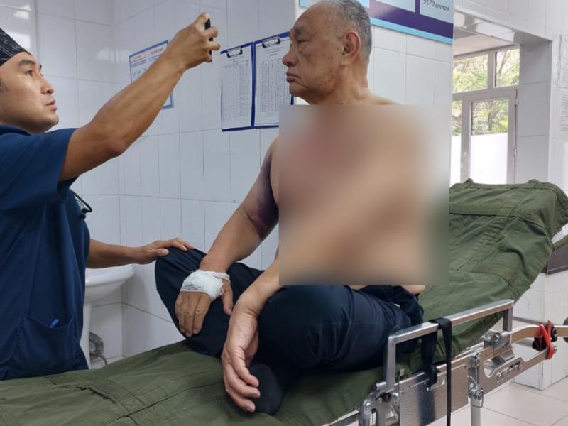 Сотрудники Института Акыйкатчы навестили Султанбая Айжигитова в больнице