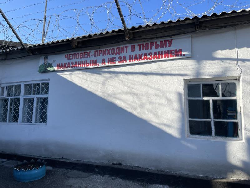 Акыйкатчы Караколдогу тергөө абагынын кармоо шарттары менен таанышты  