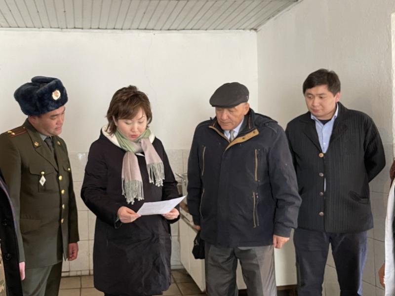 Акыйкатчы Караколдогу тергөө абагынын кармоо шарттары менен таанышты  