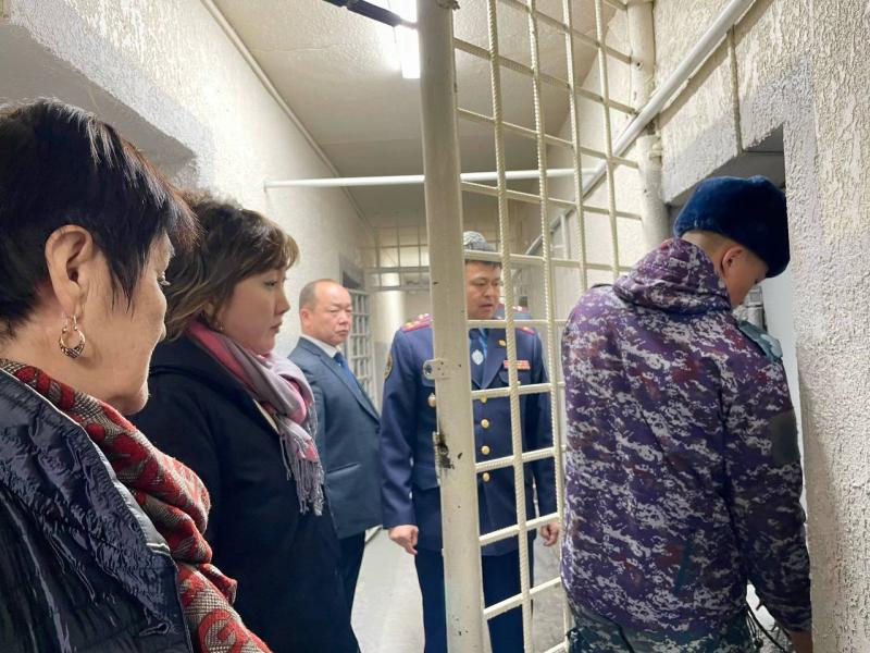 Джамиля Джаманбаева Талас областындагы ИИБдин убактылуу кармоочу жайына барды