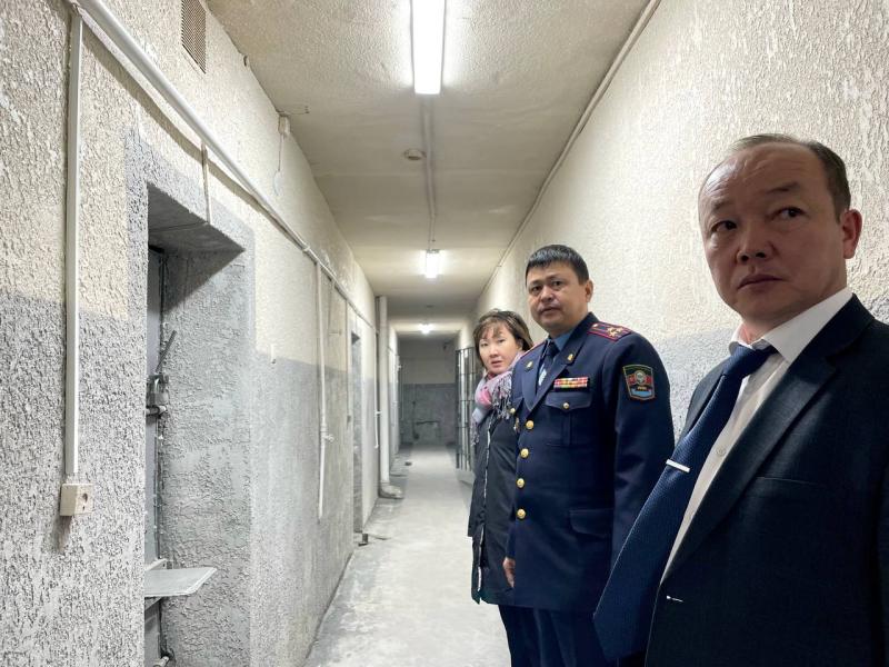 Джамиля Джаманбаева Талас областындагы ИИБдин убактылуу кармоочу жайына барды