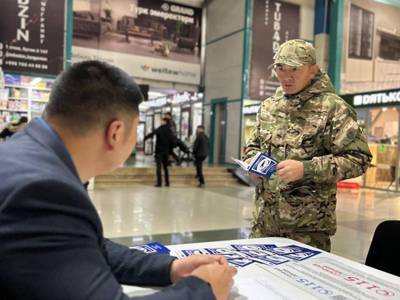В Бишкеке в ТРЦ сотрудники Института Акыйкатчы проводят бесплатные консультации для граждан