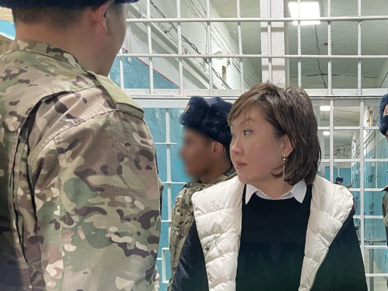 Джамиля Джаманбаева Нарын шаарындагы тергөө абагына барды