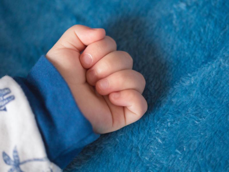 Акыйкатчы взяла под личный контроль кейс новорожденного ребенка, оставленного у ворот дома в жилмассиве 