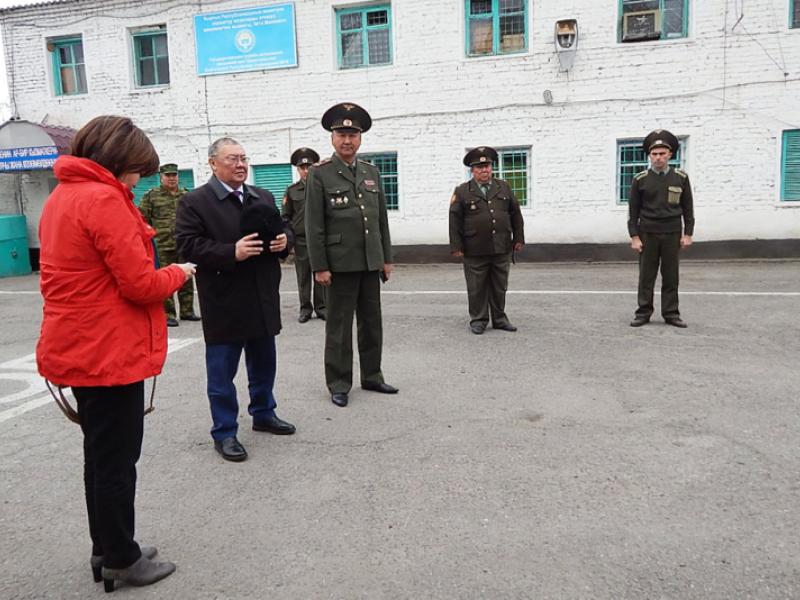 Кыргызстандын Акыйкатчысы Токон Мамытов вице-премьер-министр менен бирге Вознесеновка айылындагы №14 мекемесинде болушту