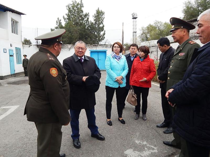 Кыргызстандын Акыйкатчысы Токон Мамытов вице-премьер-министр менен бирге Вознесеновка айылындагы №14 мекемесинде болушту