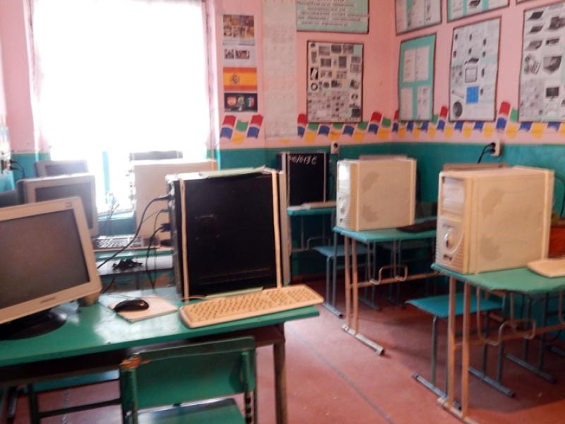 Кыргызстандын Акыйкатчысы Токон Мамытов вице-премьер-министр менен бирге Вознесеновка айылындагы №14 мекемесинде болушту