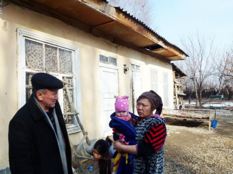 Представители Омбудсмена встретились с женщиной, которая проживает на территории кладбища