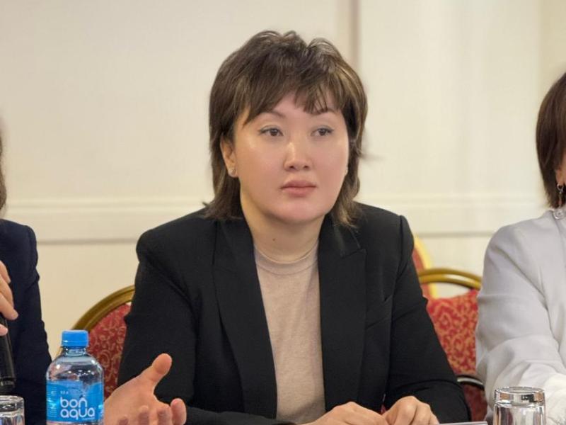 Акыйкатчы кылмыштын курмандыгы болгон балдардын укуктарын талдаган жыйынга катышты