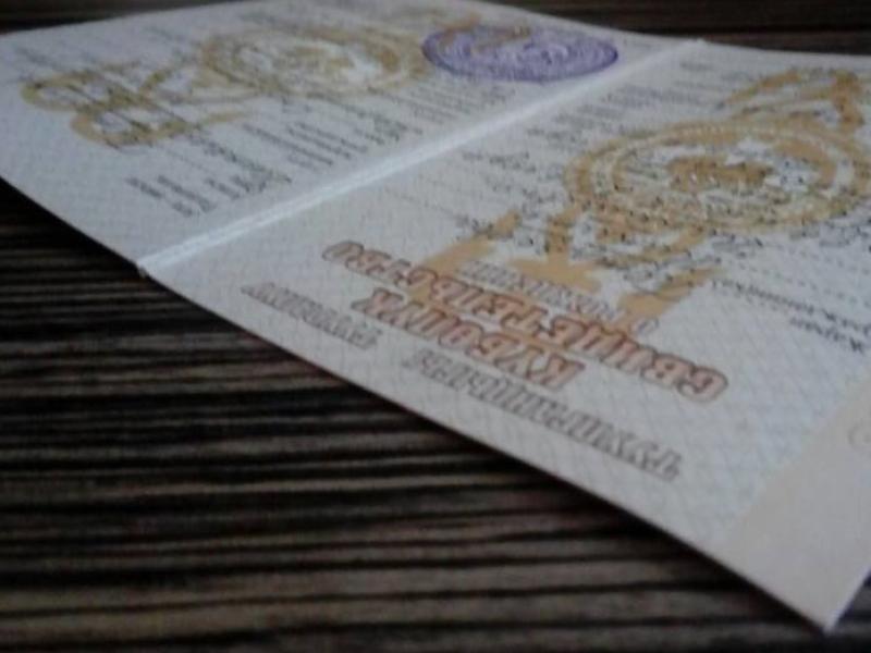 С помощью Акыйкатчы восстановлены права детей в Оше. Школьники получили свидетельства о рождении 