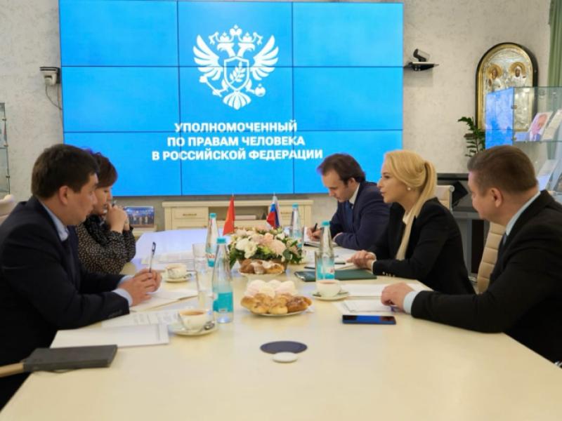Жамиля Жаманбаева Яна Лантратова менен укуктук жардам берүү борборун түзүү пландарын талкуулады