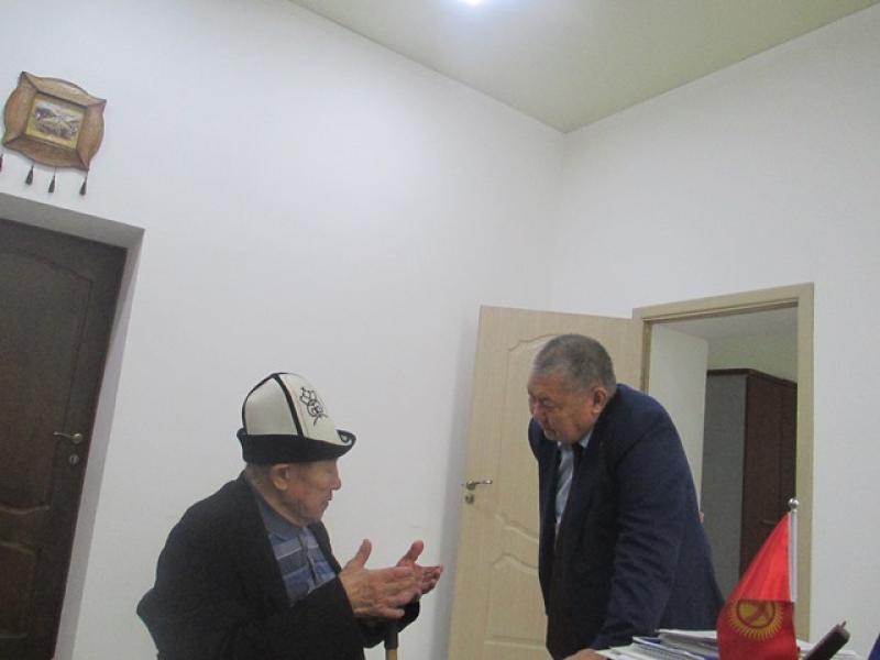 Акыйкатчынын кабыл алуусундагы 86 жаштагы аксакал