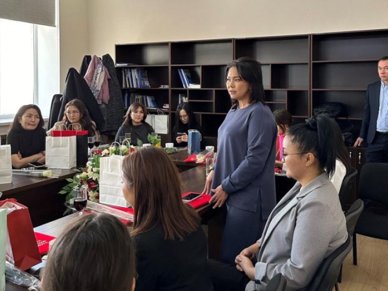 Акыйкатчы Джамиля Джаманбаева поздравляет журналистов с Днем информации и печати